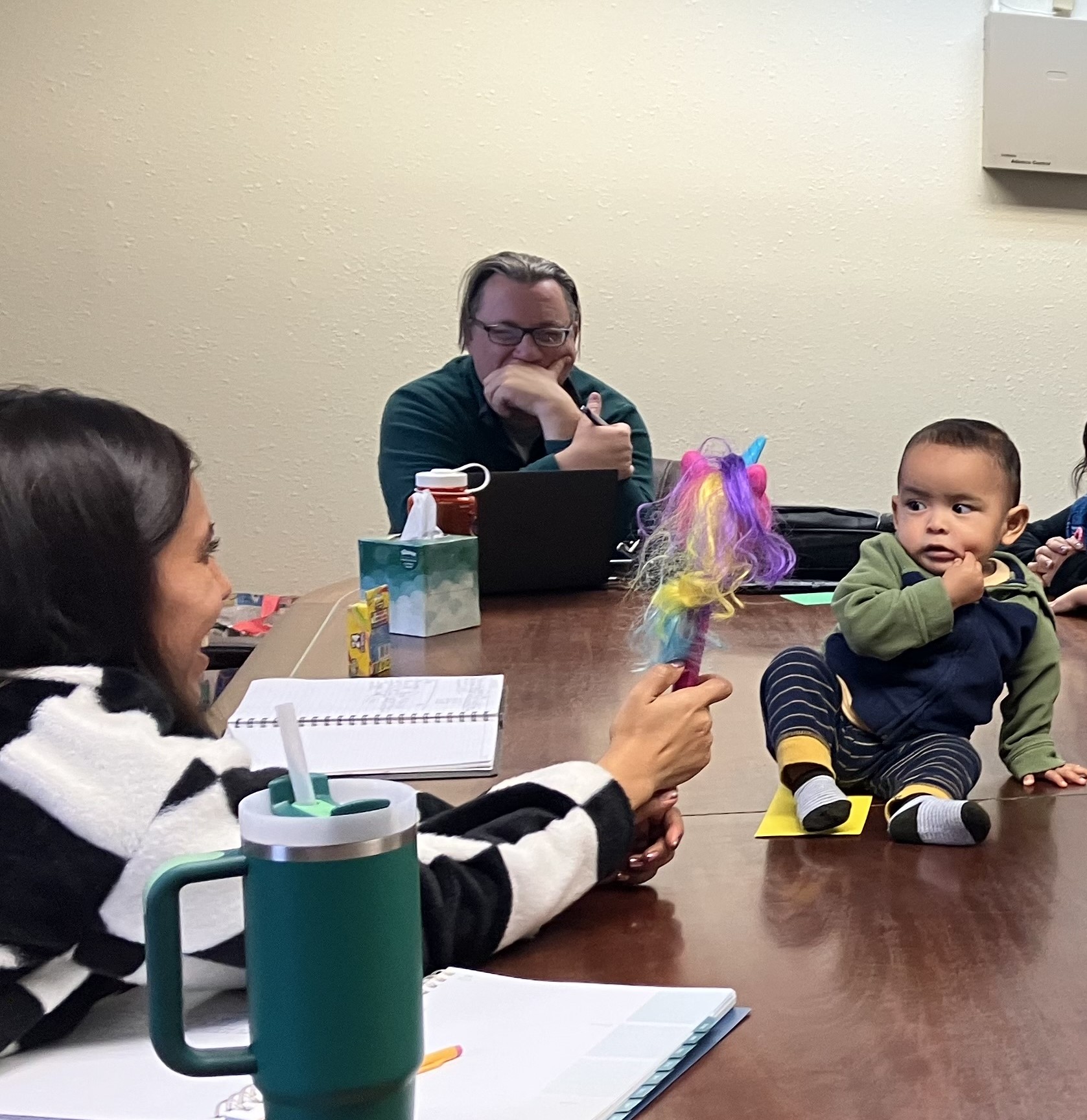 Confident Parenting home visiting program<br />
manager Silvia Romero coaxes the child to interact and play.