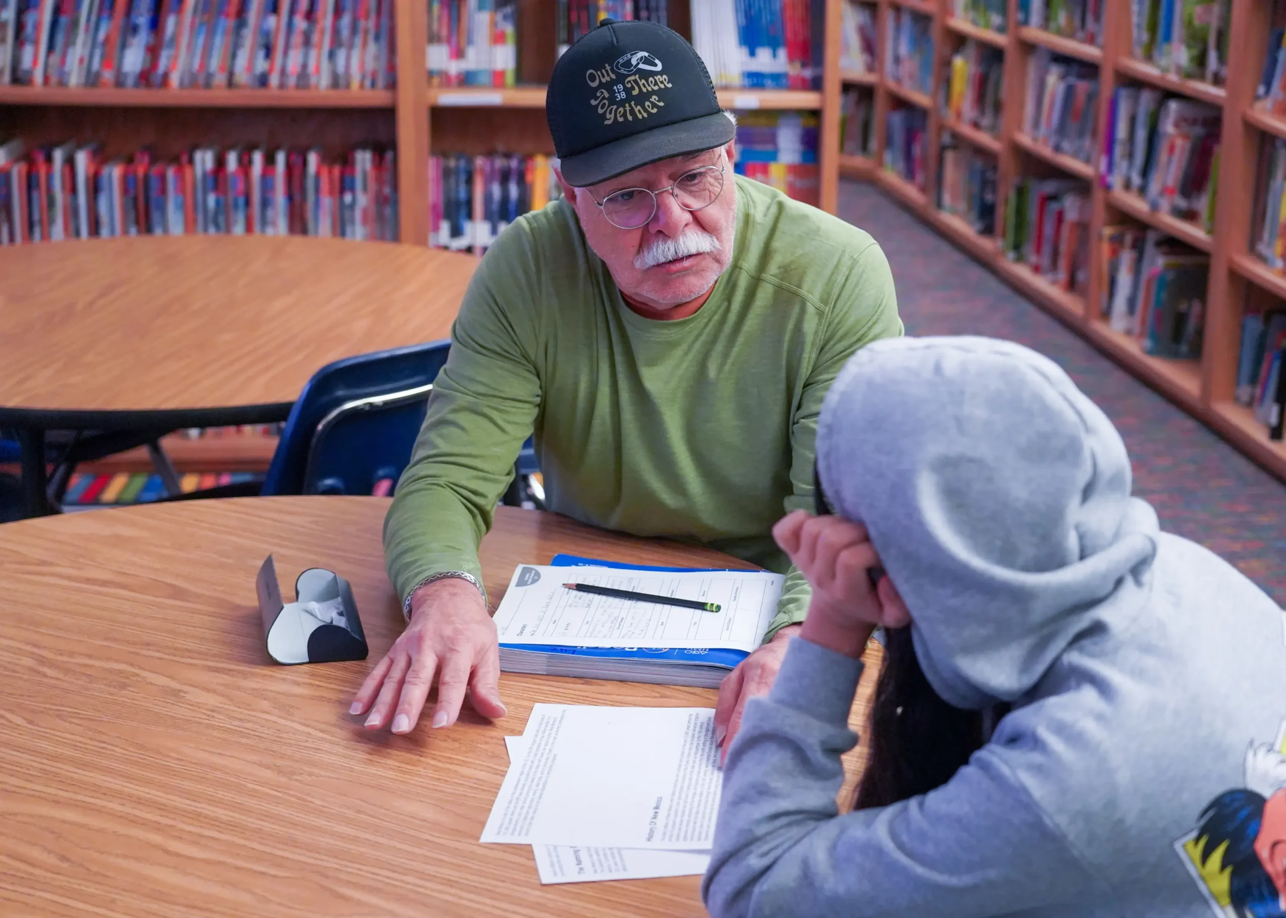 AdrianMartinez Adrian Martinez, a volunteer with SFPS, works on vocabulary with a fourth-grader at<br />
Chaparral Elementary